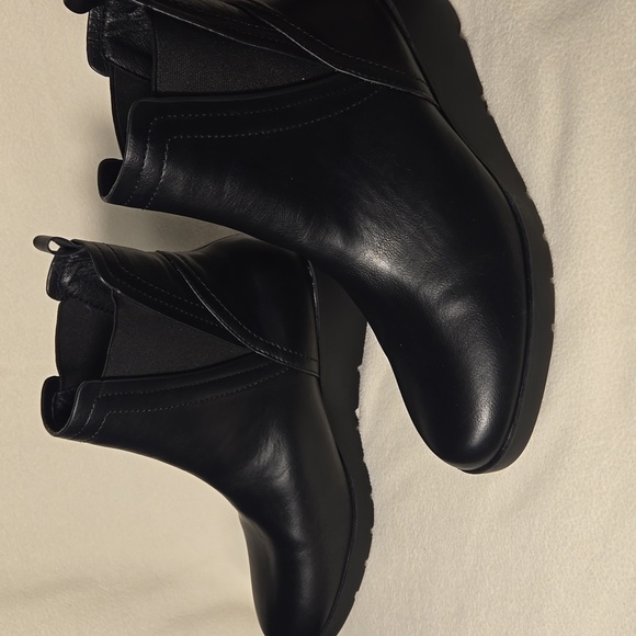 Taryn Rose Ladies Black Wedge Heel Bootie Size 8.5 - Picture 2 of 10
